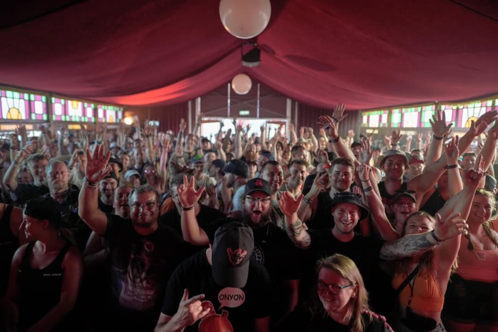 Cédric au milieu du public lors du festival Defqon 1